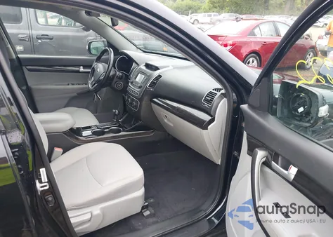 2015 Kia Sorento Lx z USA, uszkodzony, nr VIN 5XYKTCA61FG592404